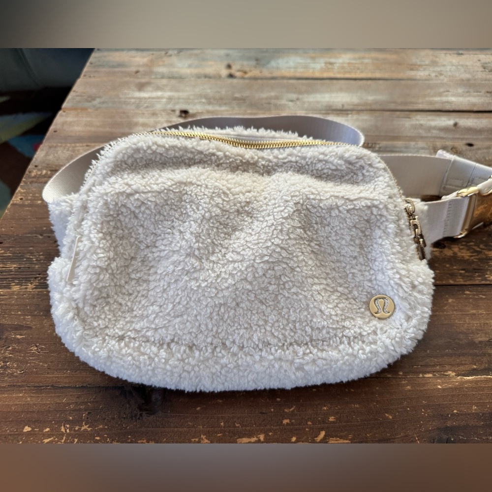Lululemon Everywhere Belt Bag Fleece Large 2L - Picture 3 of 9